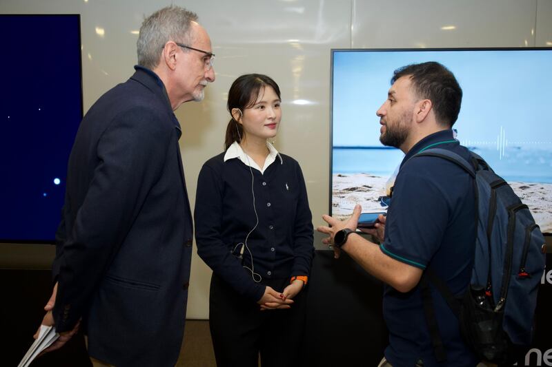Los televisores también ofrecen una función de IA que minimiza los reflejos para ofrecer una experiencia cristalina y envolvente. Foto: Publinews