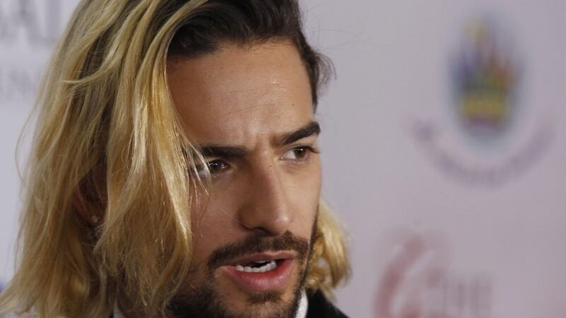 Maluma reacciona violentamente y golpea a uno de sus fans