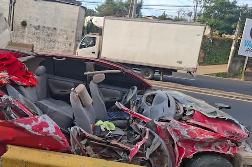 Carro destrozado durante accidente en la ruta Interamericana esta mañana de domingo