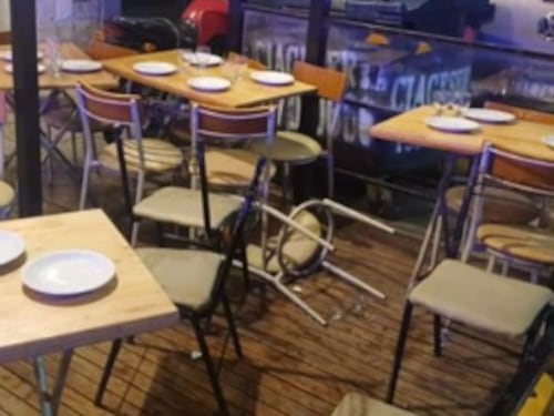 Hombre descubre a su pareja con otro y desata pelea en una pizzería