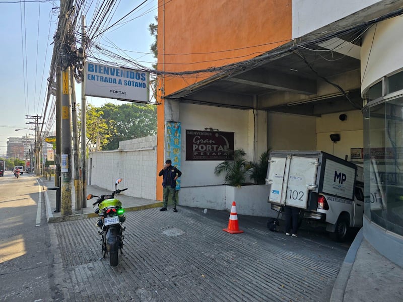 Persona fallecida dentro de comercial. Foto: Amilcar Montejo