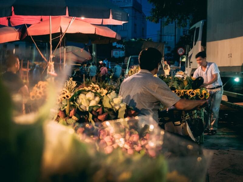 Una calle llena de vida y de flores