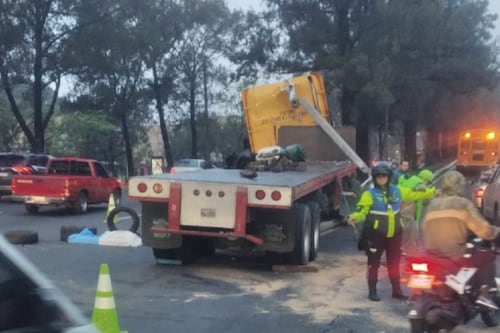 Tráiler se accidenta en El Periférico y complica el tráfico este jueves
