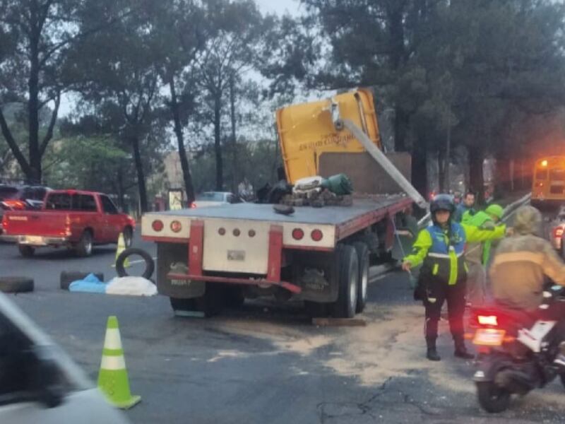 Tráiler se accidenta en El Periférico y complica el tráfico este jueves