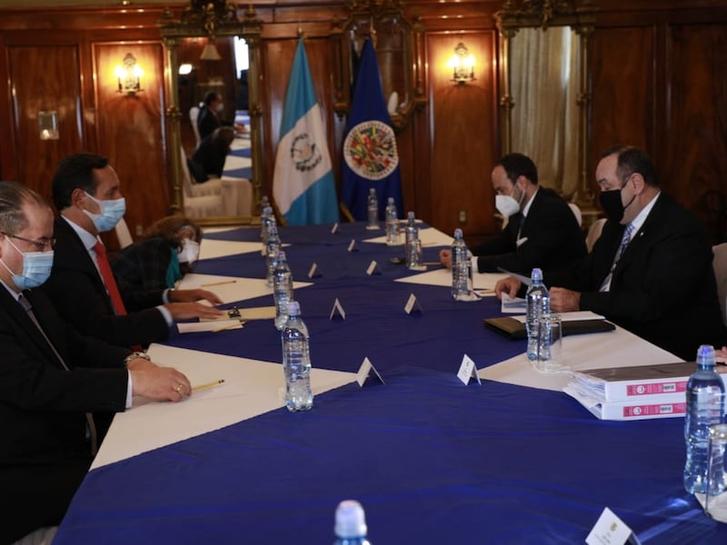 Delegados de la OEA arriban al país y se reúnen con Giammattei