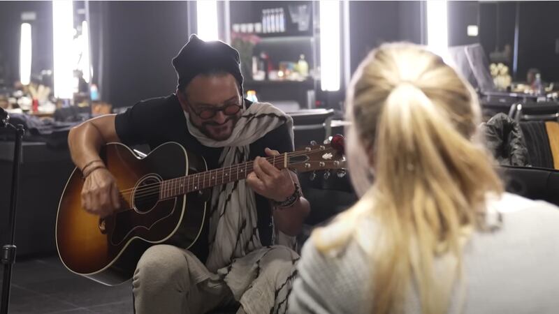 Ricardo Arjona invita a fan argentina a su camerino y le canta su tema preferido