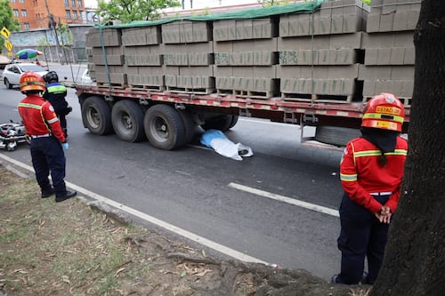 Motorista muere en el Periférico y complica tránsito este jueves