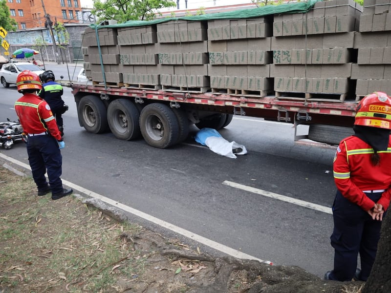 Motorista muere en el Periférico y complica tránsito este jueves