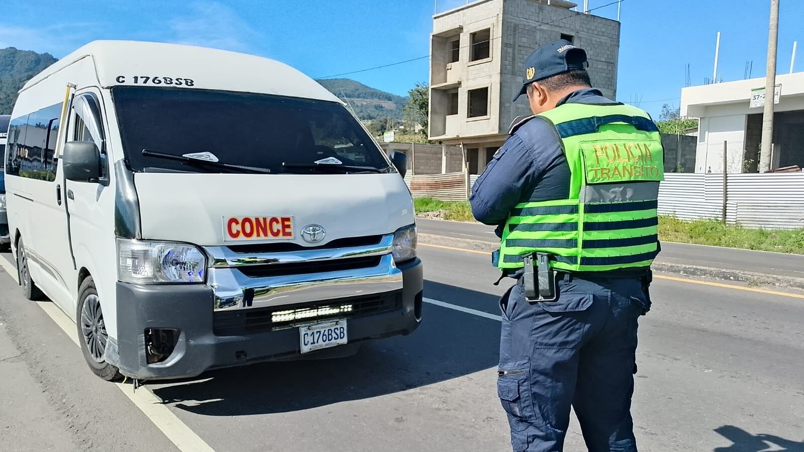 Autoridades de tránsito realizan operativos para verificar vigencia de la calcomanía del Impuesto de Circulación. Foto: Tránsito PNC.