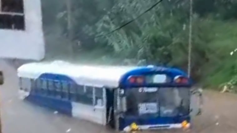 ¡Impactante! Así rescatan a los pasajeros de un Transurbano