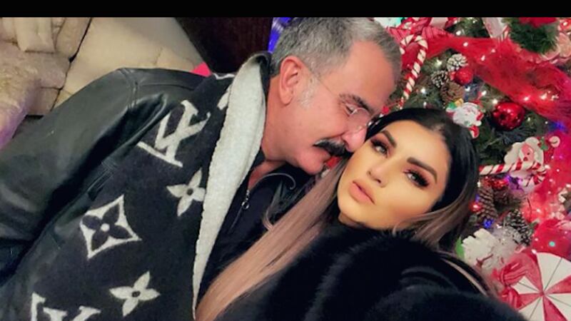 Novia de Vicente Fernández Jr. abusa de implantes, parece que va a reventar y él la defiende