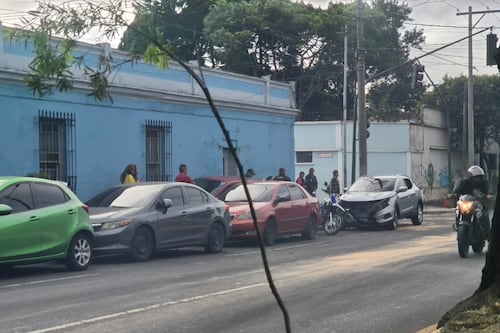Graban momentos después de choque en cadena de tres carros en la Avenida Elena