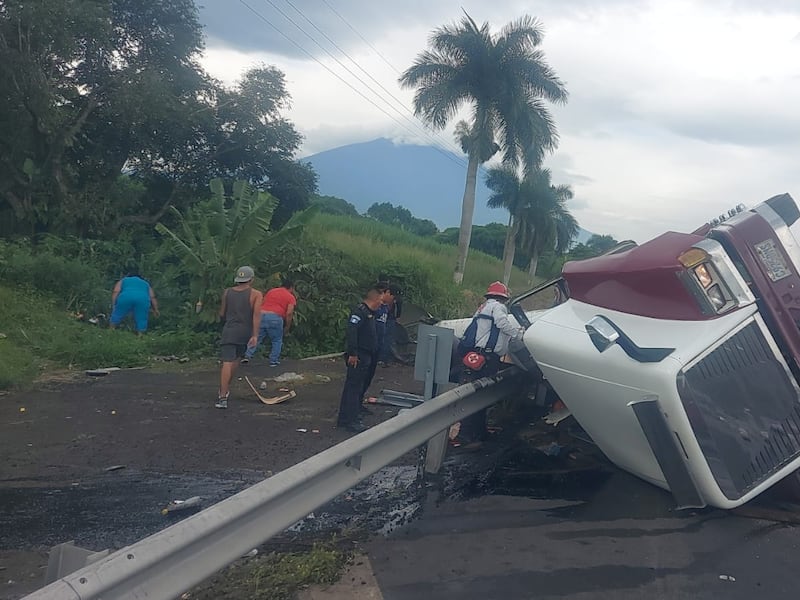 Tráiler vuelca en autopista Palín-Escuintla; se reporta un herido