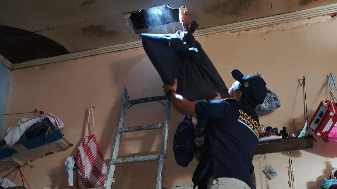 Agentes e investigadores descubrieron un escondite en el techo del Centro Preventivo para Hombres, donde ocultaban objetos de uso ilícito. Foto: PNC