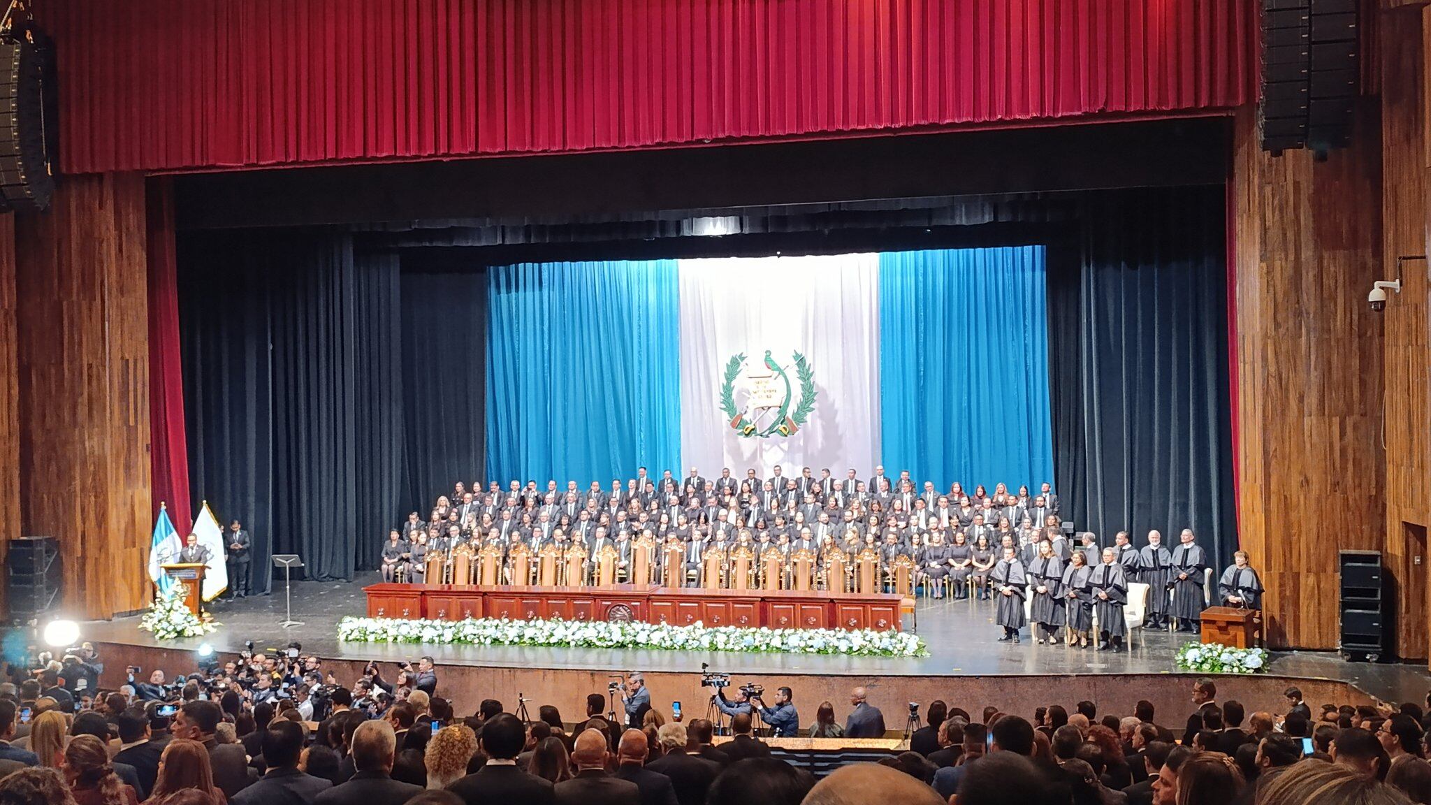 Los magistrados tomaron posesión la noche de este domingo. Foto Guatemala Visible