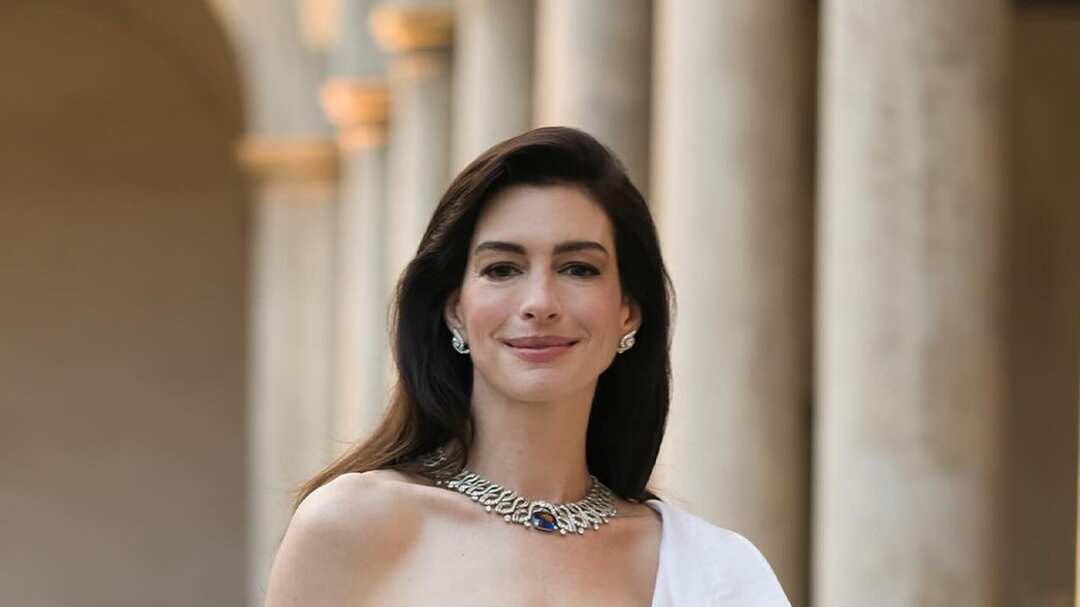Anne Hathaway viraliza com vestido da GAP perfeito para mulheres 40+
