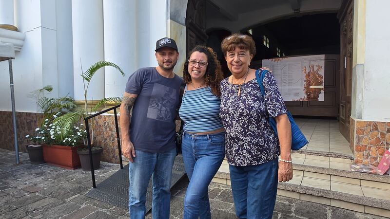 La jubilada Lucía Guerrero de Leiva junto con su hija la publicista Ana Lucía Leiva y su esposo, el chef Carlos Claverí. Foto: Stanley Herrarte