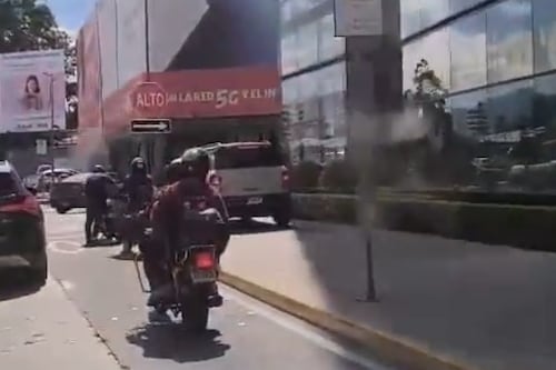 Autoridades actúan tras denuncias por vehículo que circuló sobre la banqueta en la zona 10