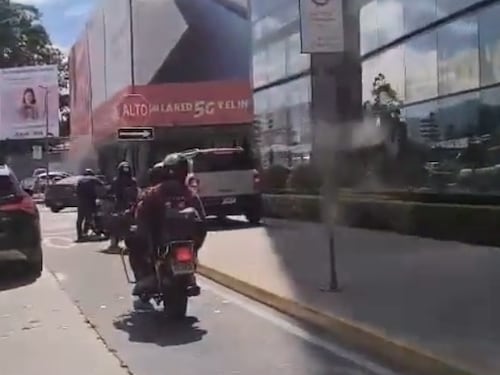 Autoridades actúan tras denuncias por vehículo que circuló sobre la banqueta en la zona 10