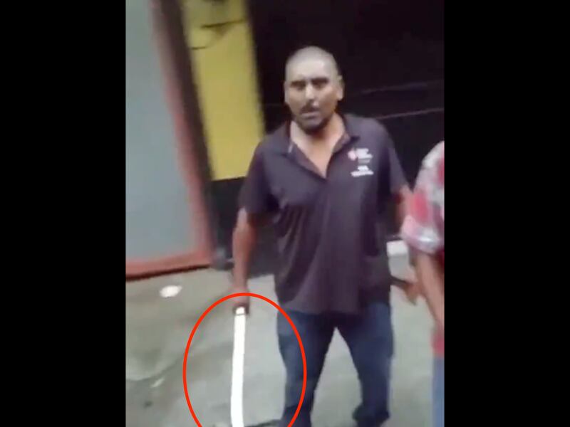 VIDEO: piloto de bus hiere en el rostro a otro con un machete