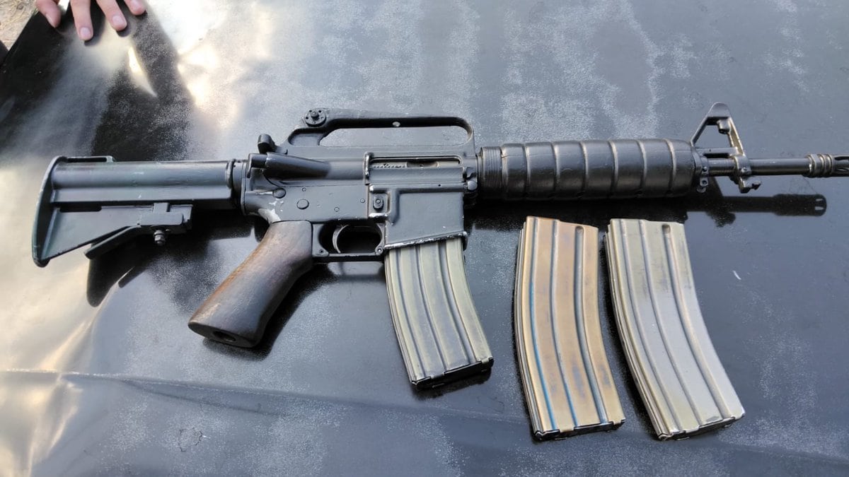 Autoridades capturaron a tres pandilleros con fusil. Foto: PNC