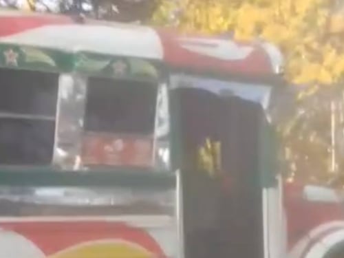 VIDEO. Chófer de una ruta de San Marcos atropella a ayudante y huye con el cuerpo del joven