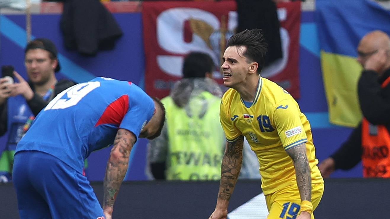 El tanto de Yaremchuk que le dio la victoria a Ucrania fue una joyita.