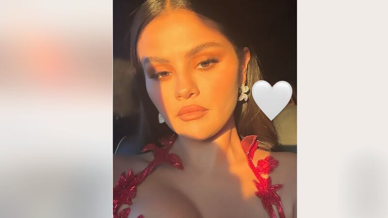 Selena Gómez hace desbordar sus atributos delanteros con exuberante escote en los VMAs