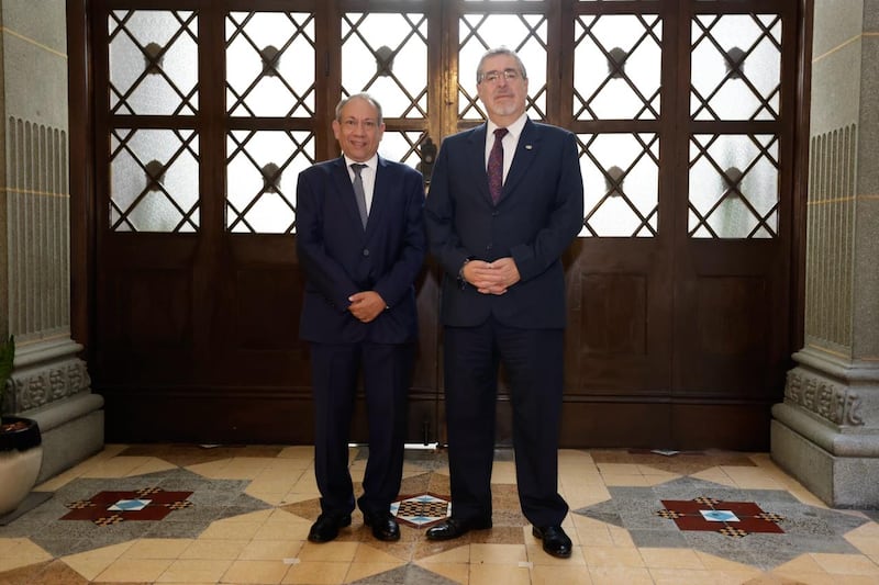 El presidente Bernardo Arévalo junto con el aspirante a fiscal general, César Augusto Ávila Aparicio.