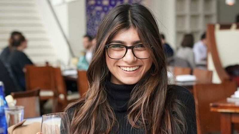 VIDEO. Mia Khalifa se "baña en oro" y deja ver sus atributos