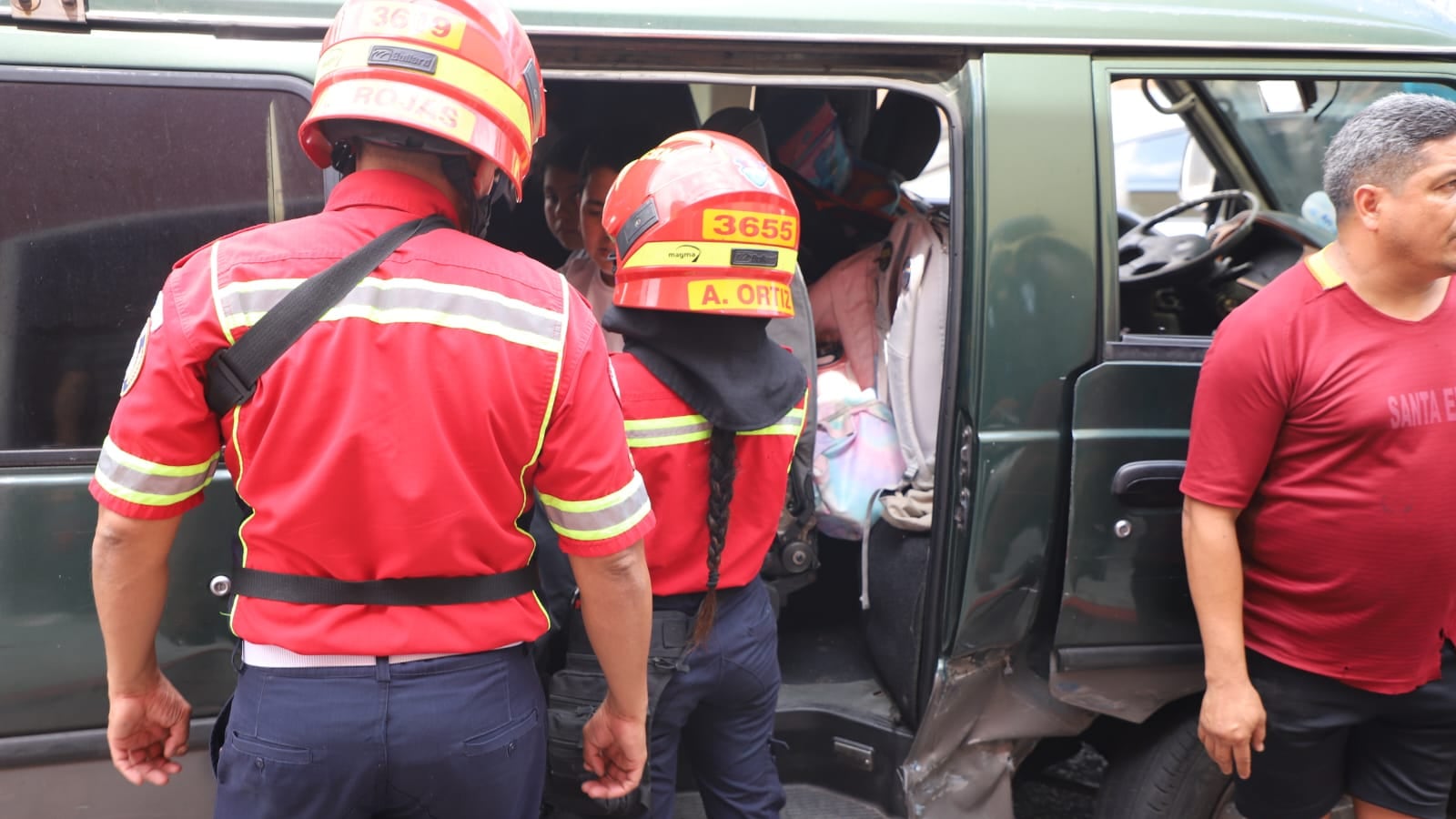 Choque involucra vehículo que transportaba estudiantes
