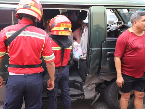 Atienden a estudiantes tras accidente vehicular en zona 1