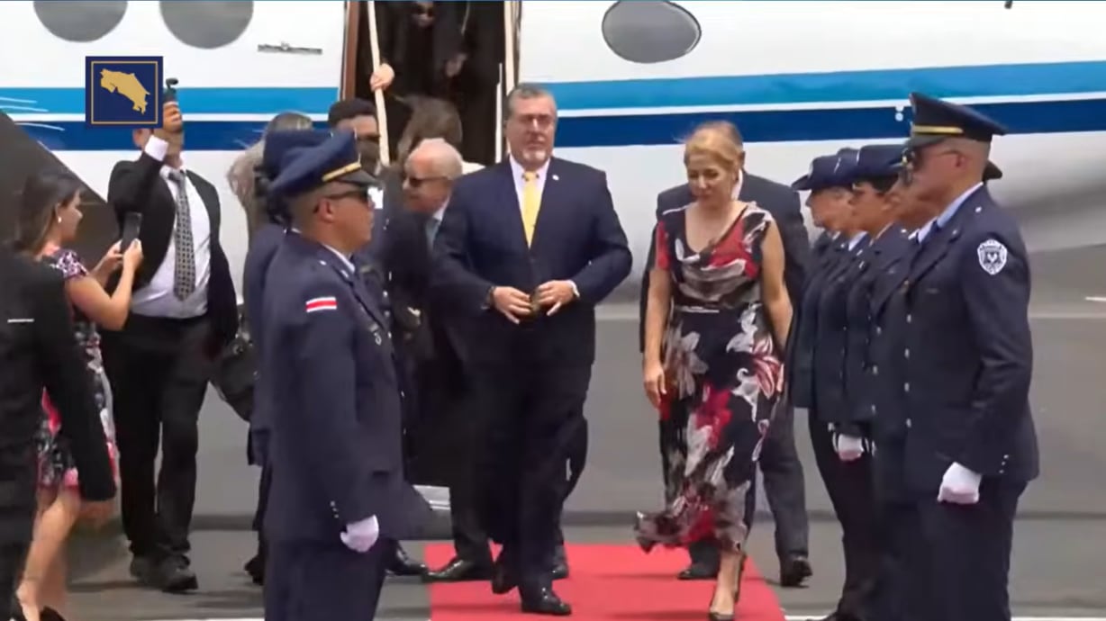 El presidente Bernardo Arévalo arriba a San José, Costa Rica, para la investidura de Laura Fernández como presidenta.