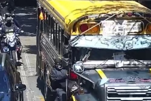 Buses con encapuchados llegan al Congreso y Palacio Nacional