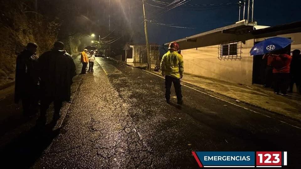 Varias viviendas en riesgo.