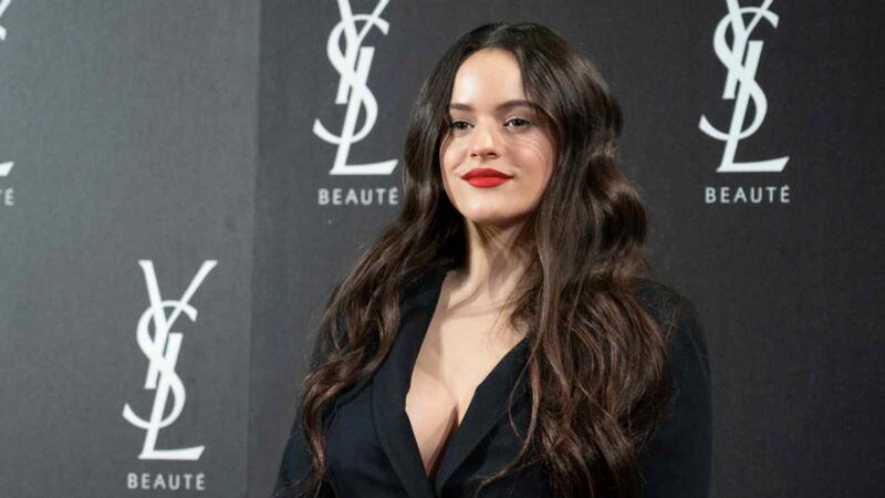 Rosalía deja ver su diminuta lencería en atuendo transparente que resalta su retaguardia