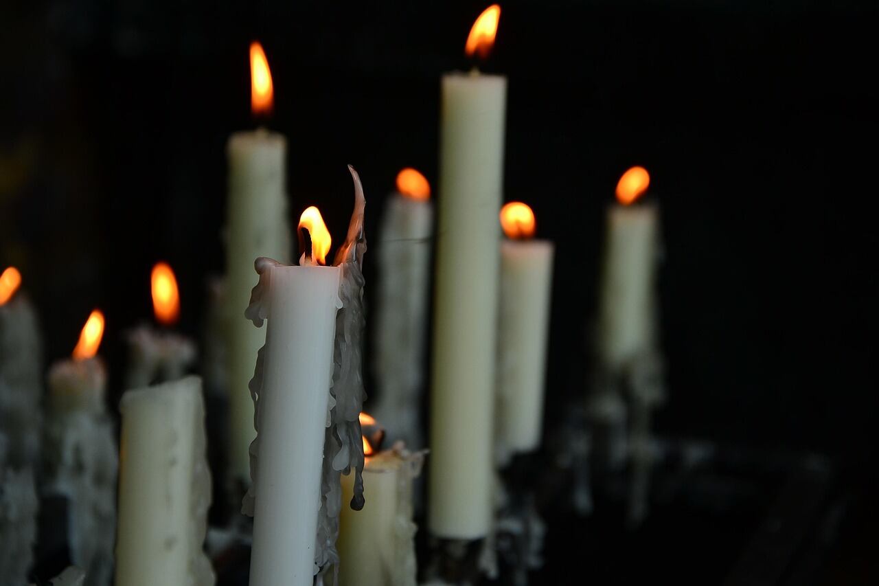 Entre el llanto y los recuerdos: ¿qué significan las cuatro velas de los funerales?