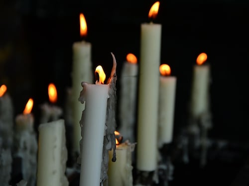 Entre el llanto y los recuerdos: ¿qué significan las cuatro velas de los funerales?