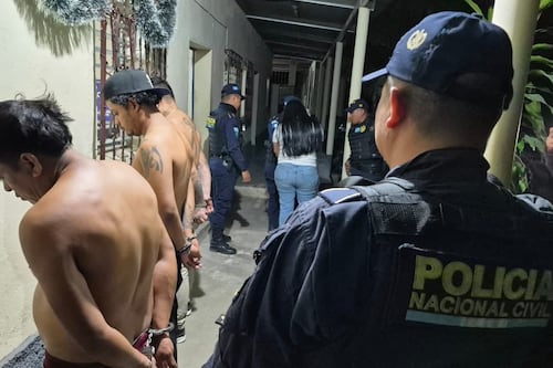 Vecinos de El Progreso retienen a pandilleros que se presume pretendían atacar el velorio de un agente del la PNC