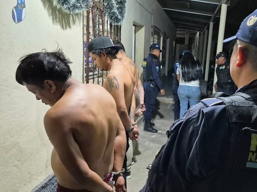 Vecinos de El Progreso retienen a pandilleros que se presume pretendían atacar el velorio de un agente del la PNC