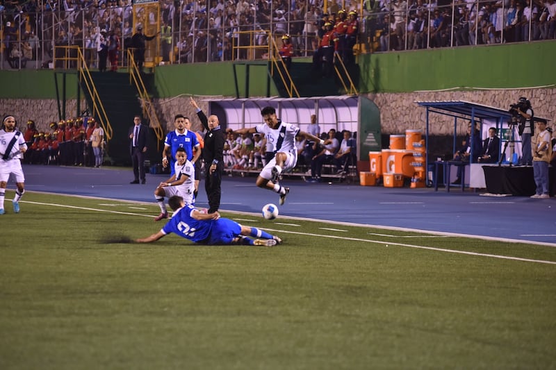 Guatemala intentó ante El Salvador. Foto: Stanley Herrarte