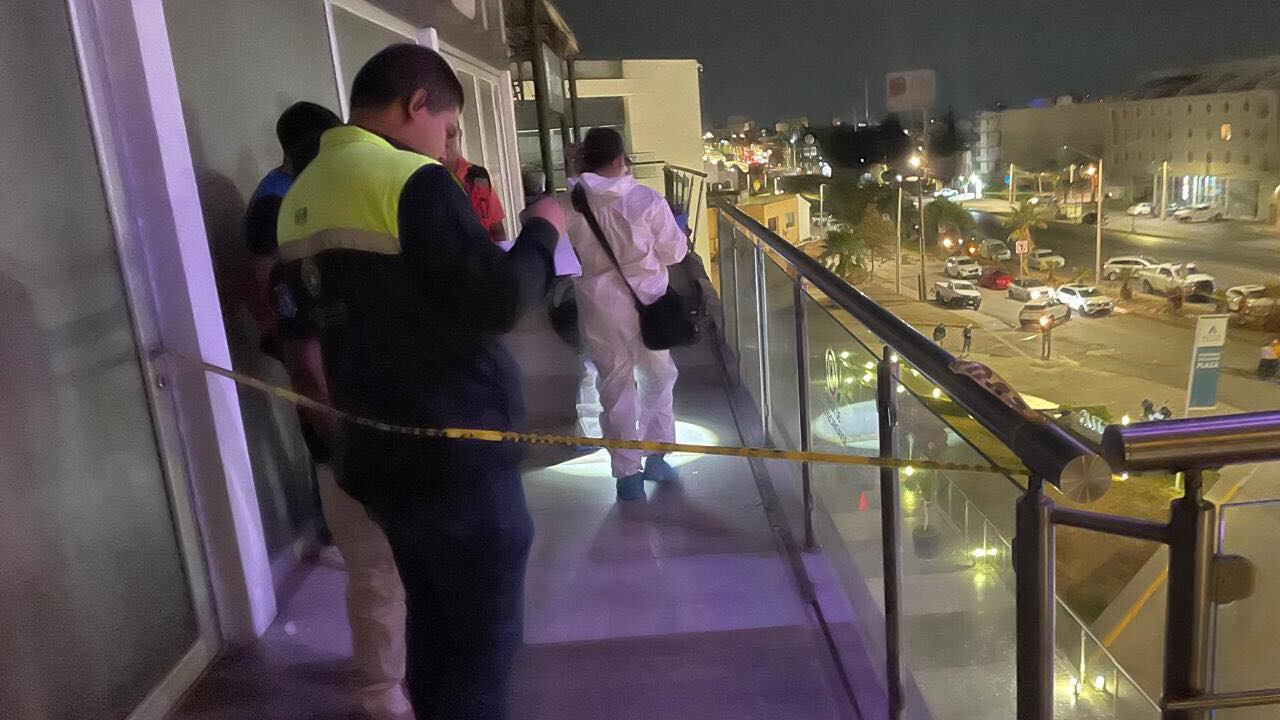 Como resultado de la caída, dos personas murieron de forma inmediata y diez más resultaron heridas, cinco de ellas con lesiones graves que comprometen su vida.