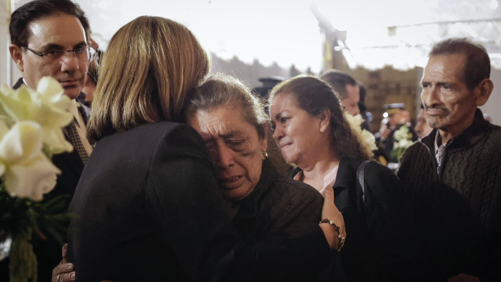 Presidenta en funciones, Karin Herrera, participa en la misa para recordar a los 9 policías ultimados en Guatemala.