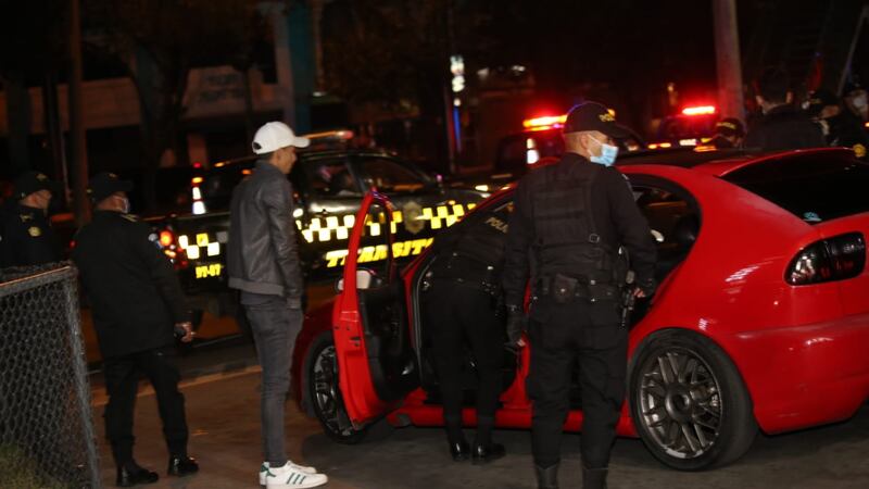 Policía montó operativo en zona 10 por alerta de carrera clandestina