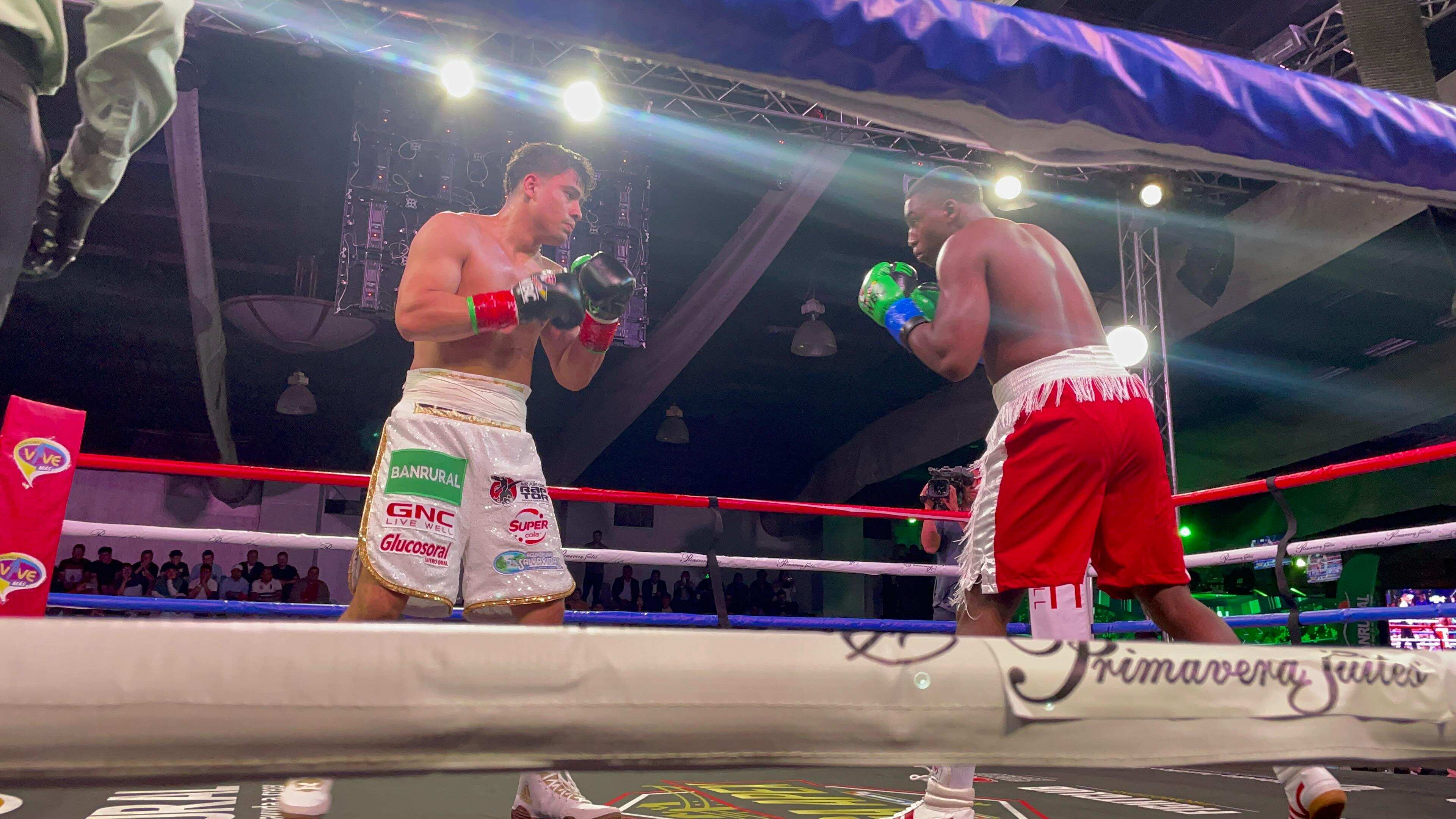 El boxeador petenero venció por nocaut, en el segundo round, al colombiano Rubén Angulo.