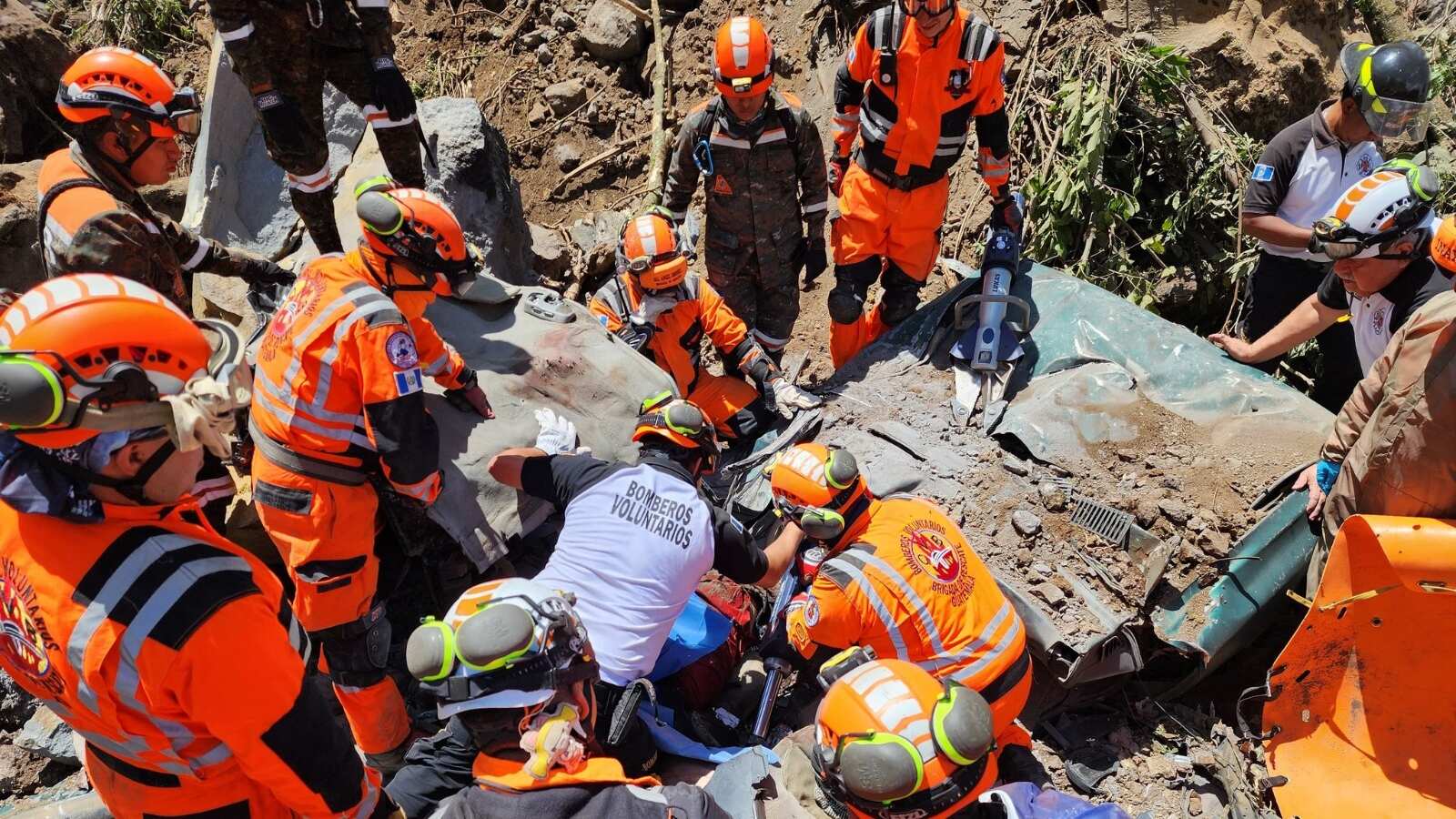 Con maquinaria pesada, explosivos y equipo hidráulico, se liberaron ambos cuerpos.
