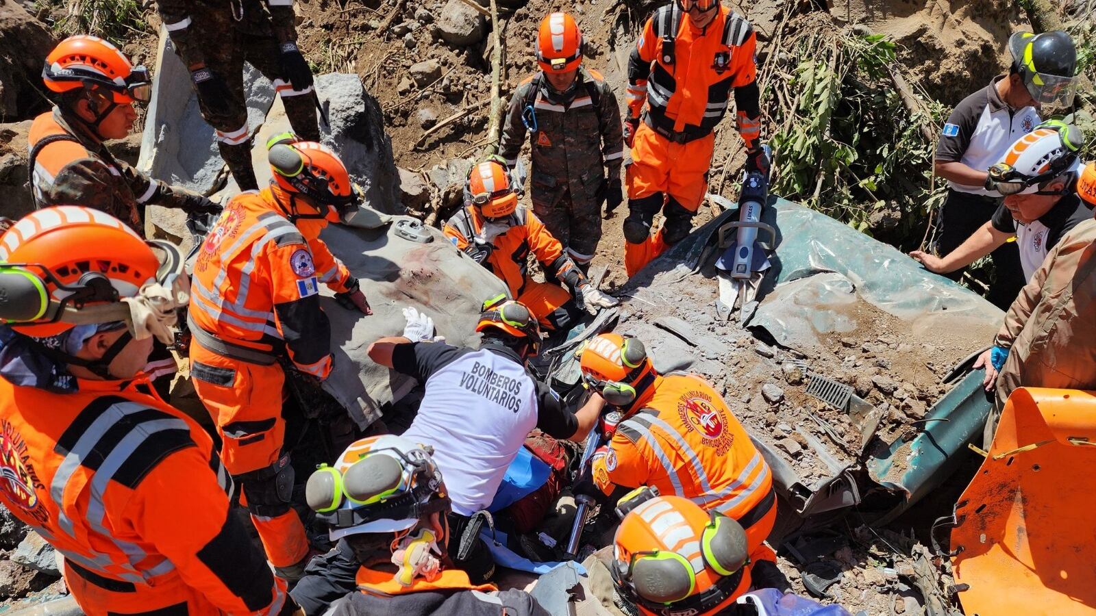 Con maquinaria pesada, explosivos y equipo hidráulico, se liberaron ambos cuerpos.