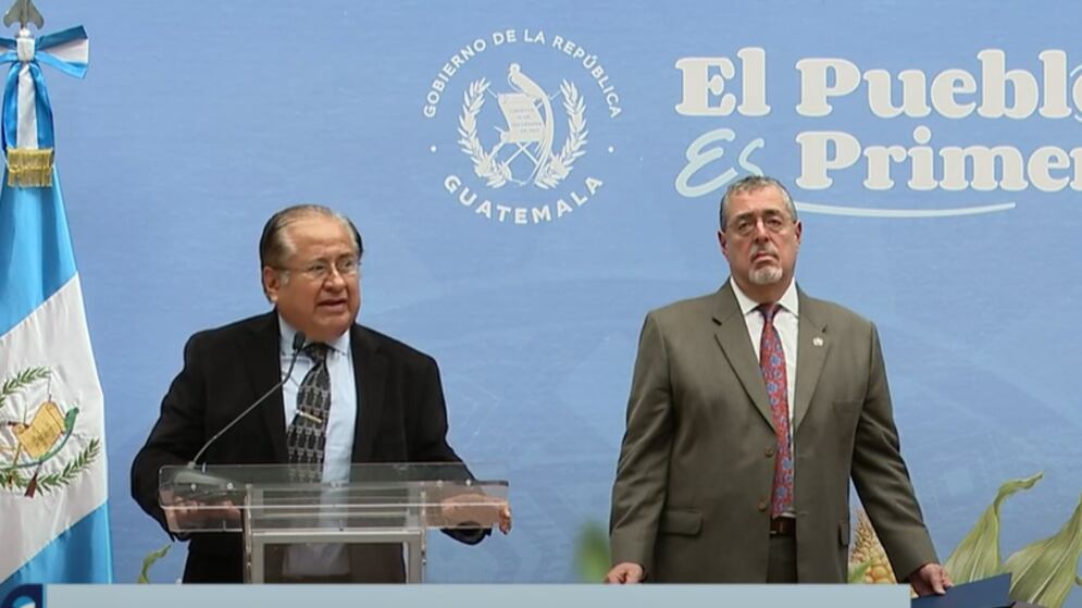 El presidente Bernardo Arévalo junto con ministro de Energía y Minas, Víctor Hugo Ventura.