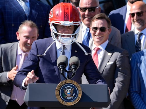 Los Chiefs visitan la Casa Blanca como campeones del Super Bowl y Joe Biden hasta se pone el casco