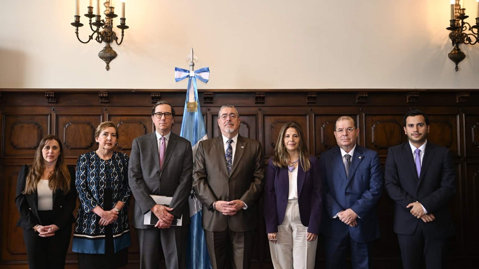 Bernardo Arévalo y la delegación de la OEA. Foto: Bernardo Arévalo